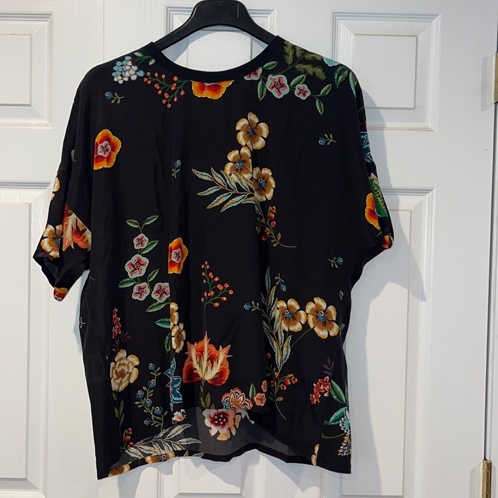 Hundred percent silk T-shirt Johnny was perfect condition never worn